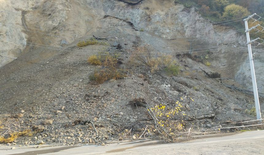 Düzce'de heyelan; otomobilin son anda kurtulduğu anlar kamerada