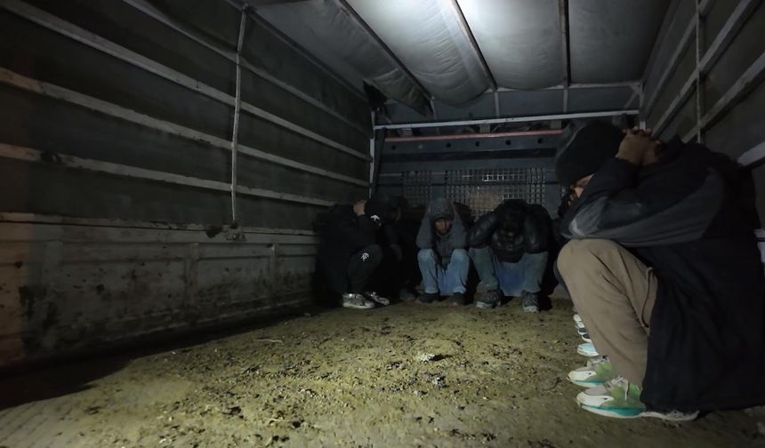 Düzensiz göçmenlere sahte pasaport temin eden şüpheli yakalandı