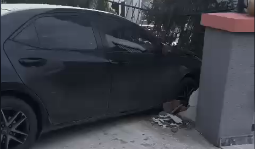 El freni çekilmeyen otomobil, bahçe duvarına çarptı
