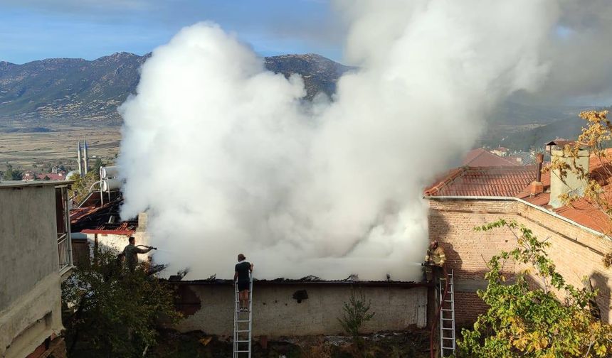 Evli çift, evdeki yangında öldü