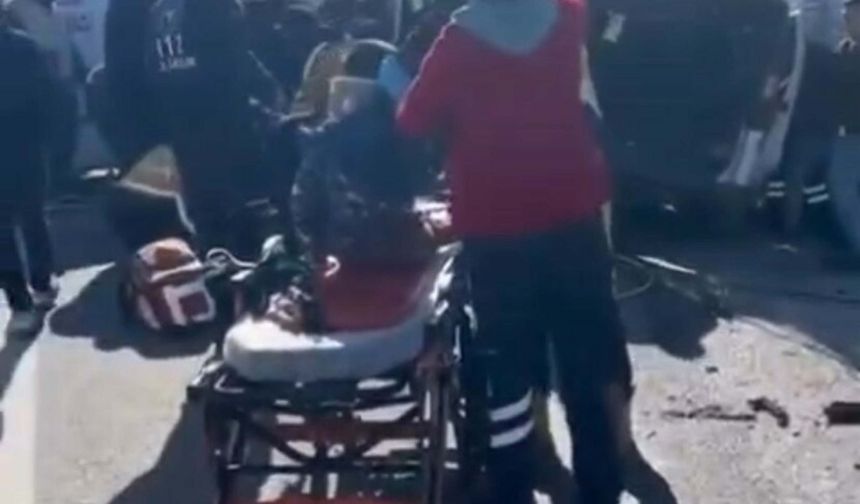 Hafif ticari araç, kamyonete çarptı; 2'si ağır 5 yaralı