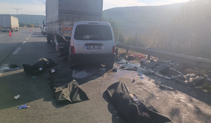 Hafif ticari araç, otoyolda kamyona çarptı; 3 ölü, 3 yaralı