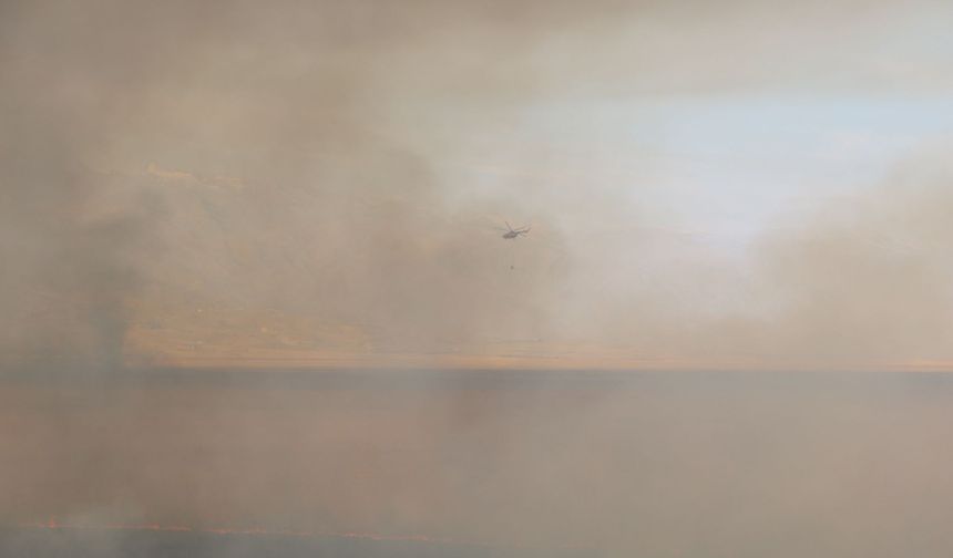 Hakkari - Nehil Sazlığı'ndaki yangına helikopterle müdahale /Video eklendi