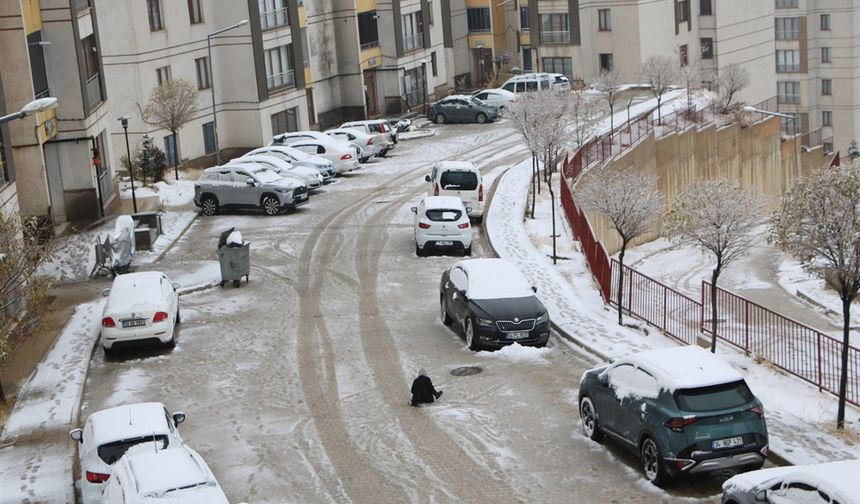 Hakkari'de kar ve tipiye yakalanan 2 minibüsteki 20 kişi kurtarıldı /Videolar eklendi