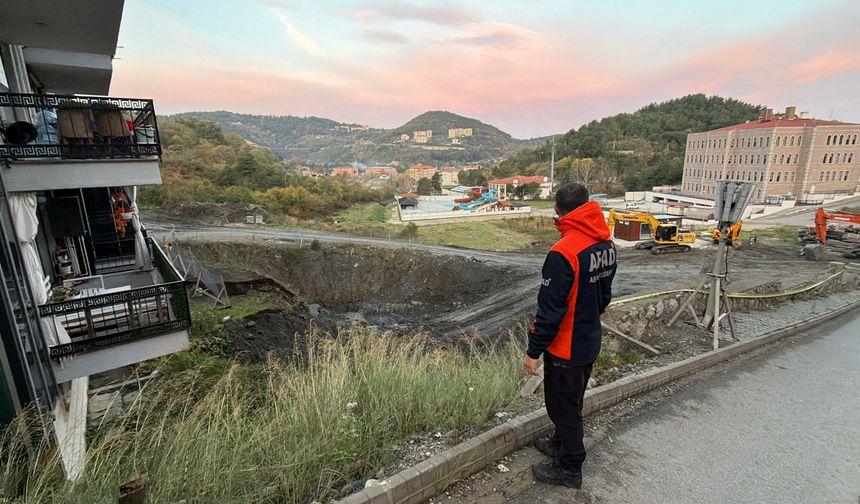 İnşaat alanında toprak kayması: 70 kişi evlerinden tahliye edildi