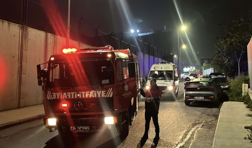 İstanbul - Sarıyer'de hafif ticari araç motosikletin üzerine devrildi: 2 yaralı