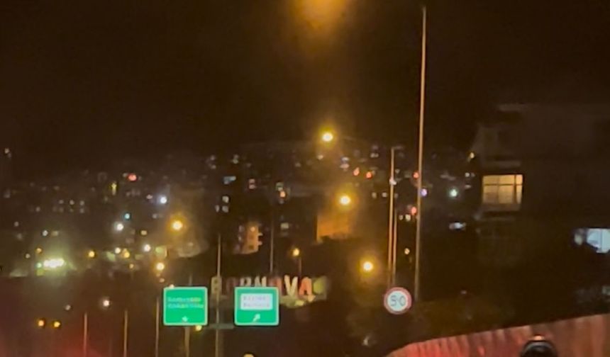 İzmir'de 2 motosikletlinin tek teker üzerinde tehlikeli yolculuğu kamerada