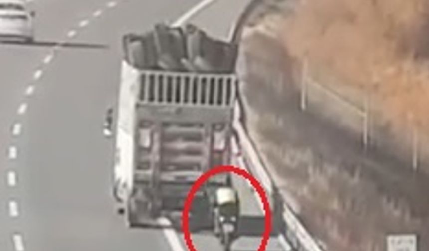 Kamyonetin arkasına bağlanan motosikletle ilerleyen sürücülere para cezası