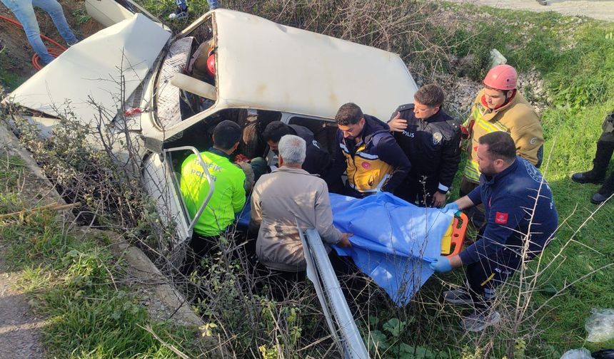 Kırkağaç'ta otomobil şarampole devrildi; 2 yaralı