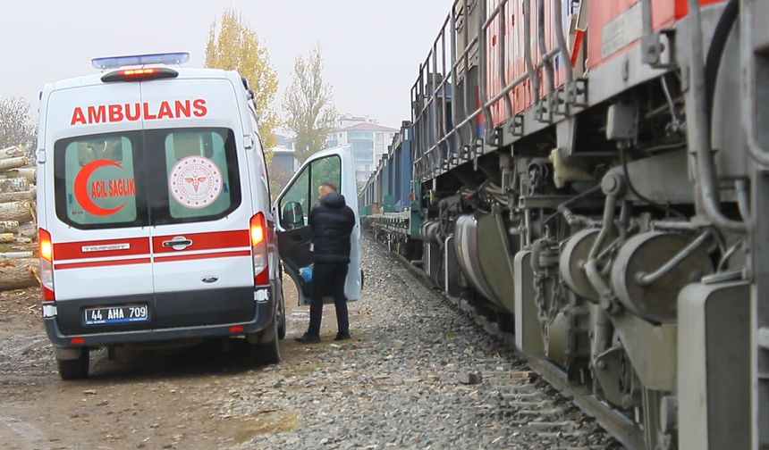 Malatya'da yük treninin çarptığı yaya ağır yaralandı