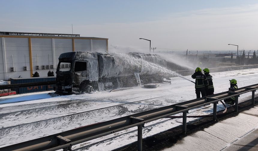 Mersin'de akaryakıt yüklü tanker alev alev yandı