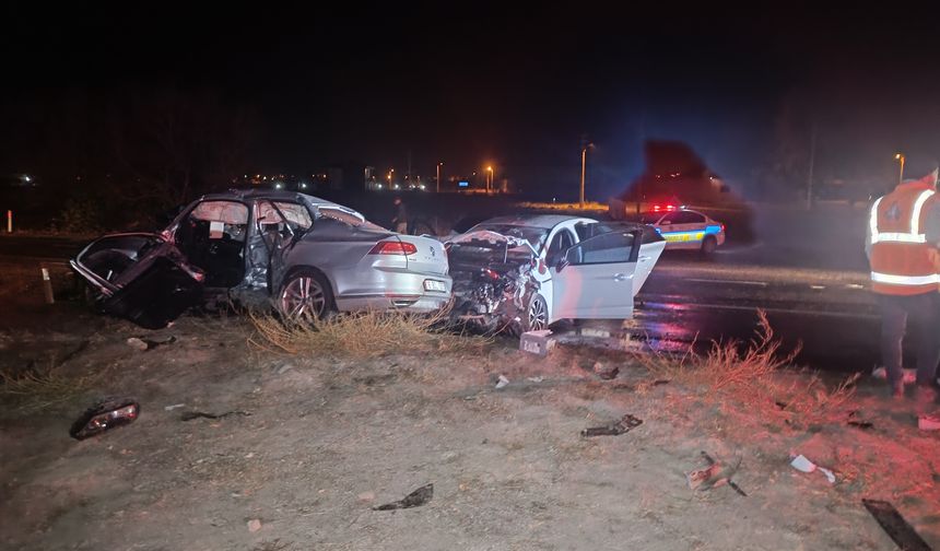 Niğde'de iki otomobil çarpıştı: 3 ölü, 6 yaralı