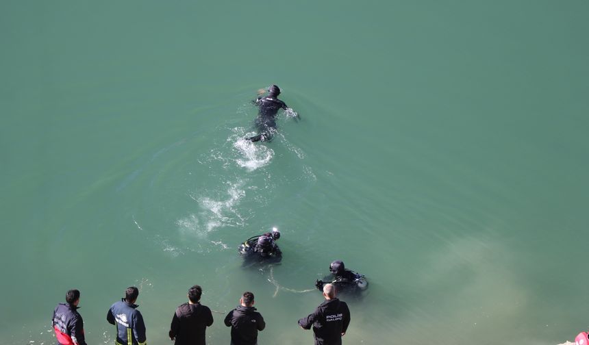 Otomobil baraj gölüne yuvarlandı; 2 kişi öldü, 1 kişi aranıyor (2)