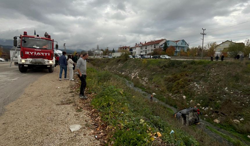 Otomobil, dereye uçtu: 2 yaralı