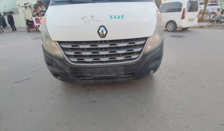 Otomobilin çarptığı elektrikli bisiklet sürücüsü yaralandı; kaza anı kamerada