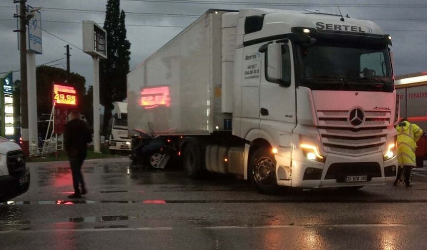 TIR ile çarpışan otomobilin sürücüsü ve eşi öldü