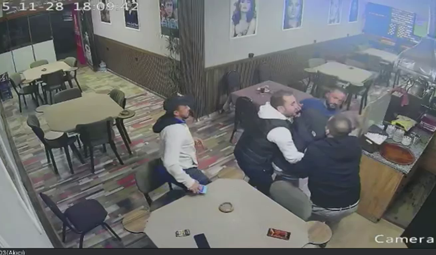 Tost yerken nefes borusuna yiyecek parçası kaçtı; yardım istediği anlar kamerada