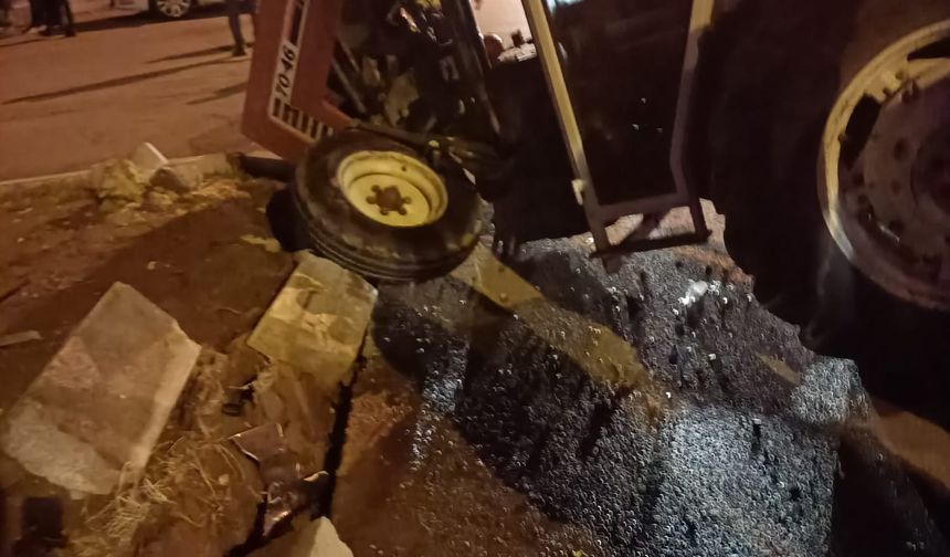 Traktörle çarpışarak savrulan otomobilin ezdiği yaya öldü; sürücüler yaralandı
