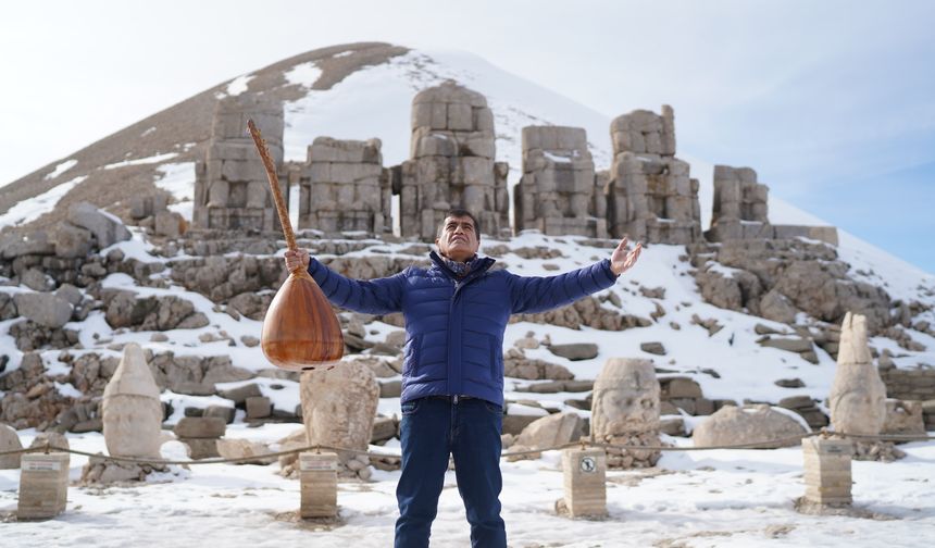 Türkücü Aydın Aydın, yapay zekaya karşı sazını parçaladı