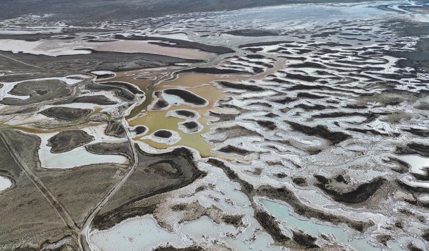 Tuz Gölü'nde suların çekilmesiyle oluşan tuz kütleleri ilgi odağı haline geldi