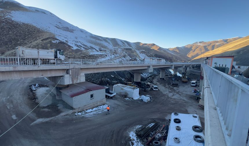 Yüksekova'da T2 tünelinin yapım çalışmaları devam ediyor