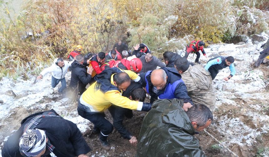 Zap Suyu'na yuvarlanan kamyonetteki 4 kişi, botlarla kurtarıldı