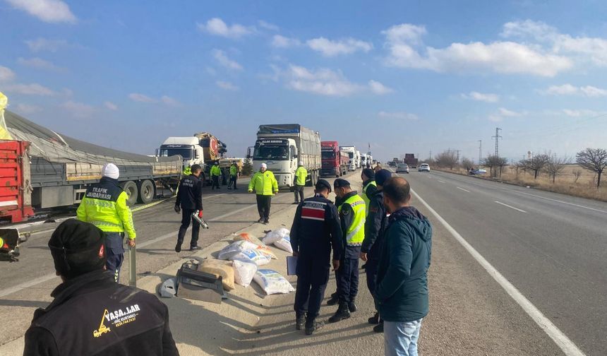 4 TIR zincirleme kazaya karıştı: 1 ölü, 2 yaralı