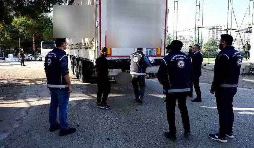 Amasya’da plastik ham madde yüklü TIR’dan 13 kaçak göçmen çıktı