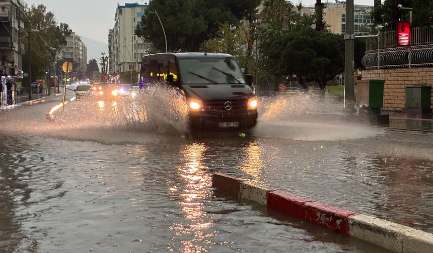 Antalya ve ilçelerinde sağanak etkili oldu (2)