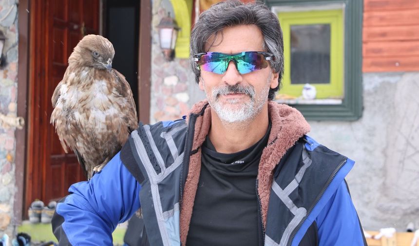 Aylar sonra geri dönen kızıl şahini Doğa Koruma ekiplerine teslim etti