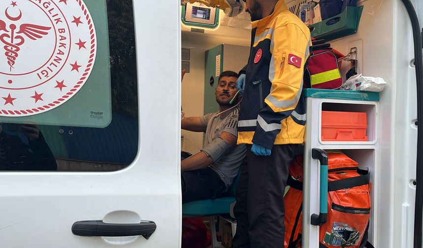 Binanın çatısında çıkan yangında baba ve oğlu dumandan etkilendi