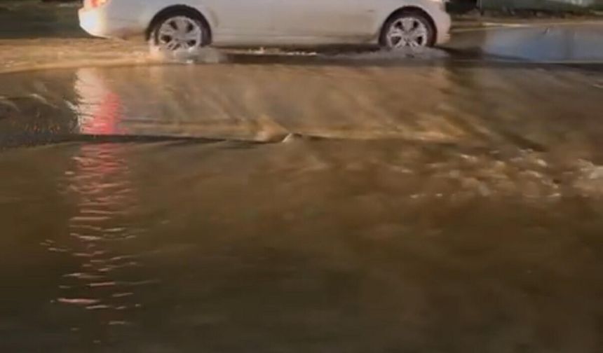 Bodrum'da ana su isale hattı patladı, asfalt çöktü