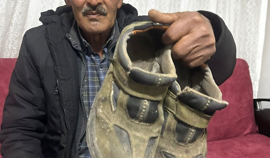 Çamurlu ayakkabısını çıkarıp, çorapla markette alışveriş yaptı (2)