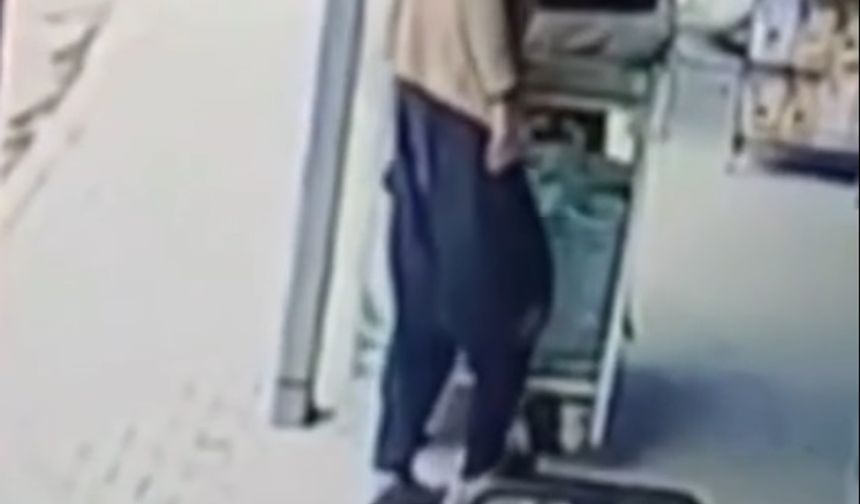 Çamurlu ayakkabısını çıkarıp, çorapla markette alışveriş yaptı