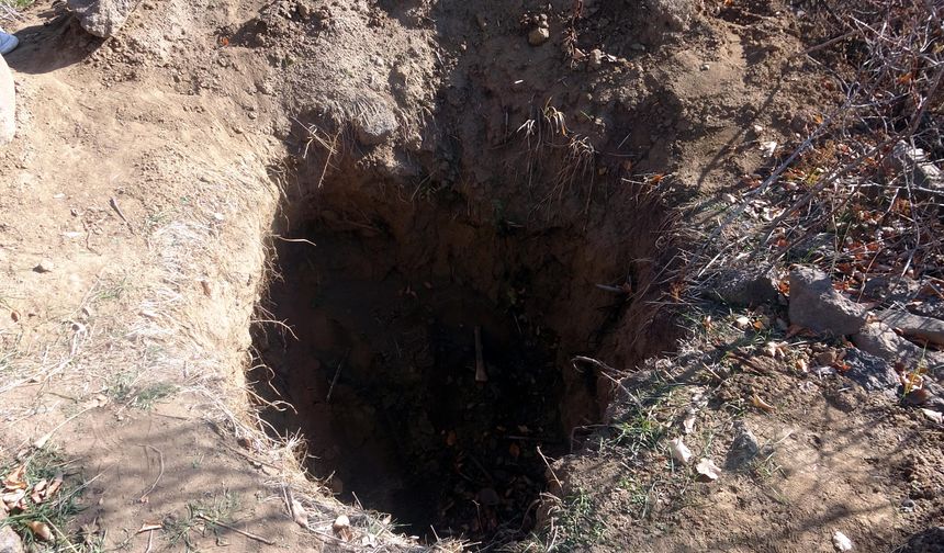 Defineciler, tarihi Haydar Baba Mezarlığı'nı talan etti