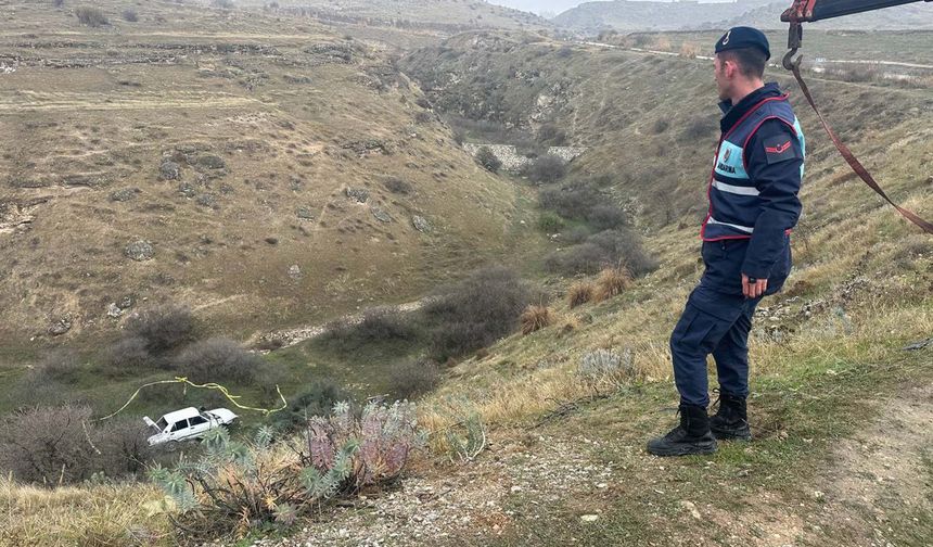 Denizli'de yoldan çıkıp 50 metre yuvarlanan otomobilin sürücüsü öldü