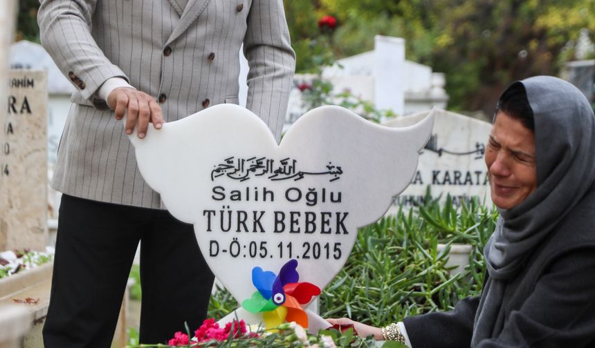 Doğuma 1 gün kala bebeklerini kaybeden gazi ile eşi, tazminat kararı çıkınca mezar taşına sarılarak ağladı