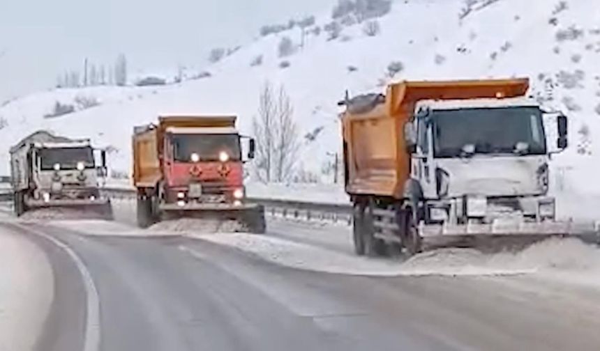 Ekipler, geçitleri ulaşıma açık tutmak için çalışıyor