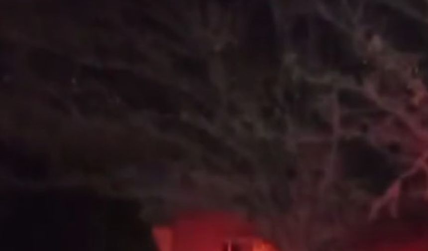 Elazığ’da yalıtım fabrikasında yangın: 16 kişi dumandan etkilendi, 1 itfaiye eri yaralandı