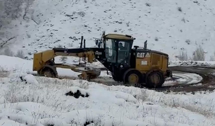 Erzincan'da 12 köy yolu, kardan kapandı