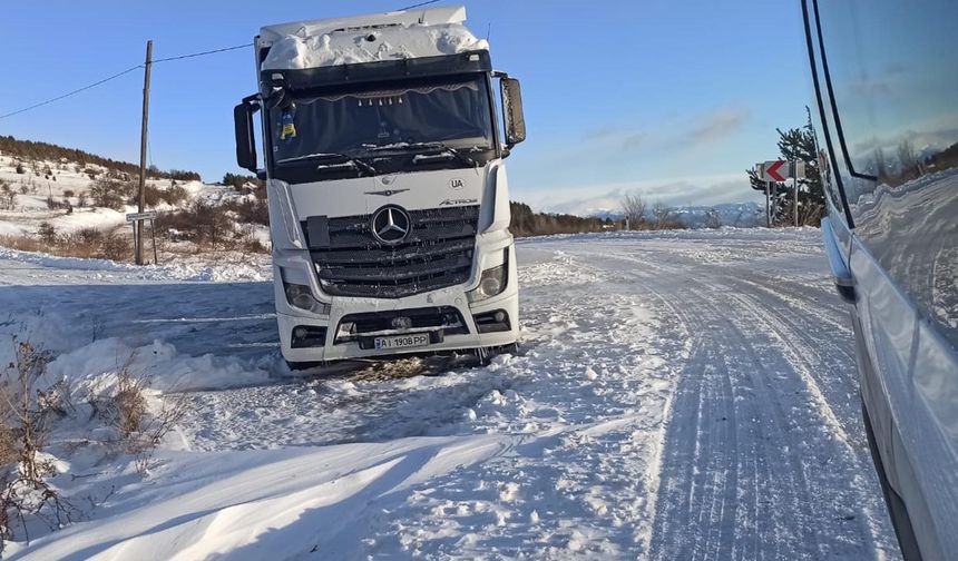 Ilgar Geçidi kar nedeniyle kapandı, araçlar yolda kaldı