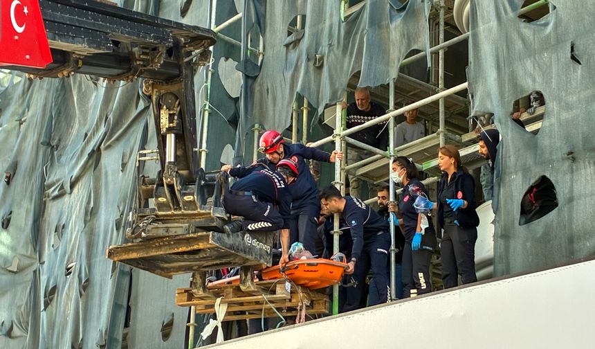 İnşaatın 5'inci katından 2'nci kata düşen işçi, iş makinesiyle indirildi