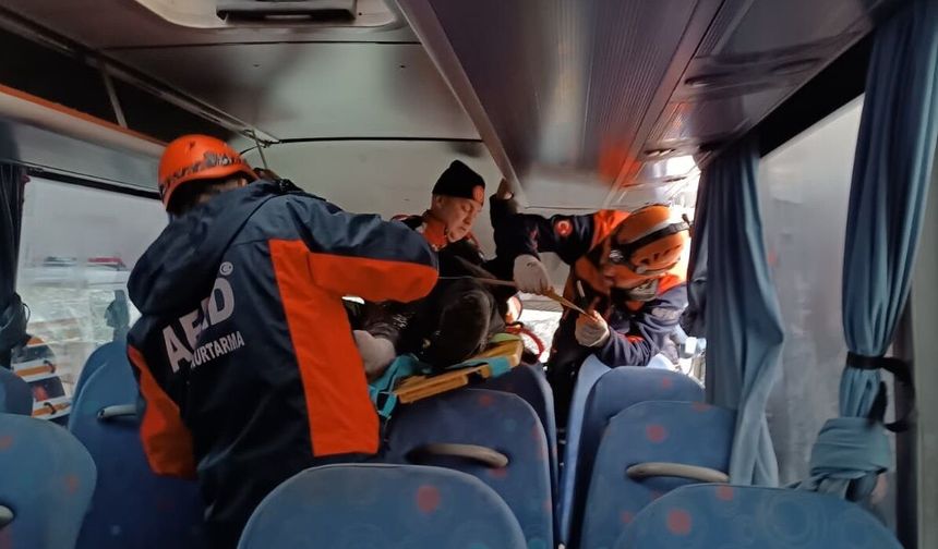 İşçi servisi, park halindeki TIR'a çarptı: 22 yaralı