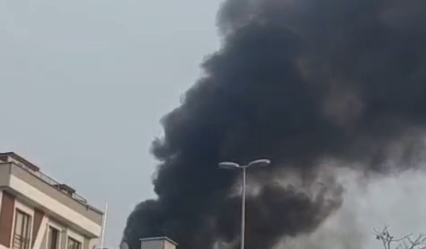 İstanbul- Küçükçekmece'de 5 katlı binanın çatısında çıkan yangın söndürüldü