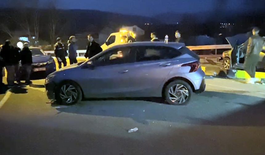 Kavşakta iki otomobil çarpıştı: 4 yaralı