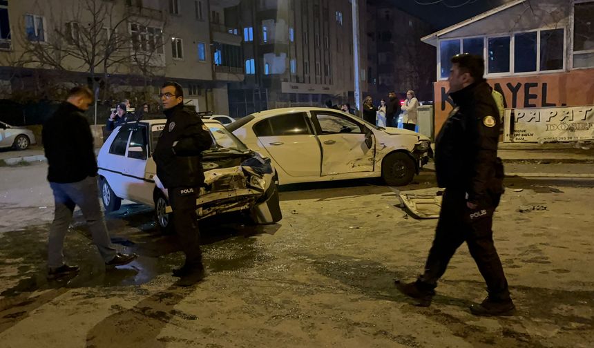 Kayseri'de 2 otomobilin çarpışması sonucu 2'si yaya 4 kişi yaralandı; kızının yaralandığını duyan baba tepki gösterdi