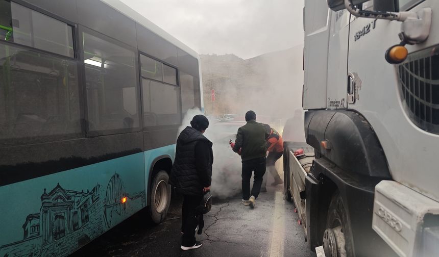 Kaza nedeniyle duran otobüse çarpan otomobil alev aldı; sürücülerden alternatif yol talebi