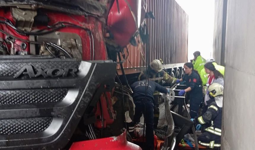 Kaza sırasında düşüp kullandığı TIR'ın altında kaldı