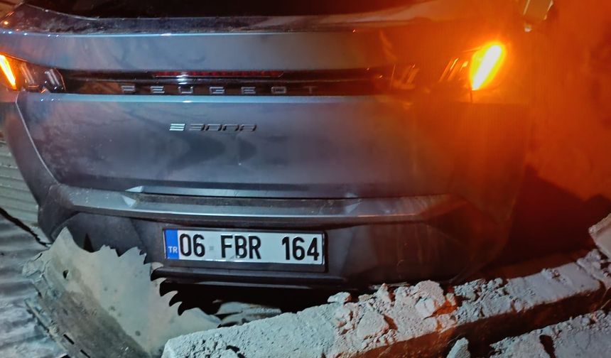 Kontrolden çıkan cip eve girdi: 1 yaralı