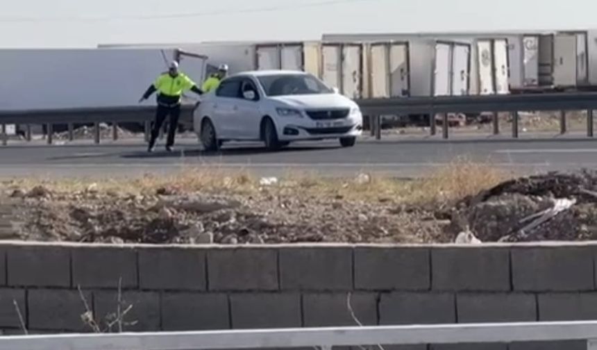 Mardin’de arızalanan otomobili polisler itti